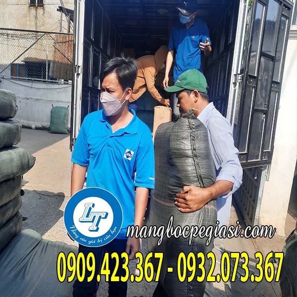 Lên hàng tại kho Lê Thanh Lên hàng tại kho Lê Thanh