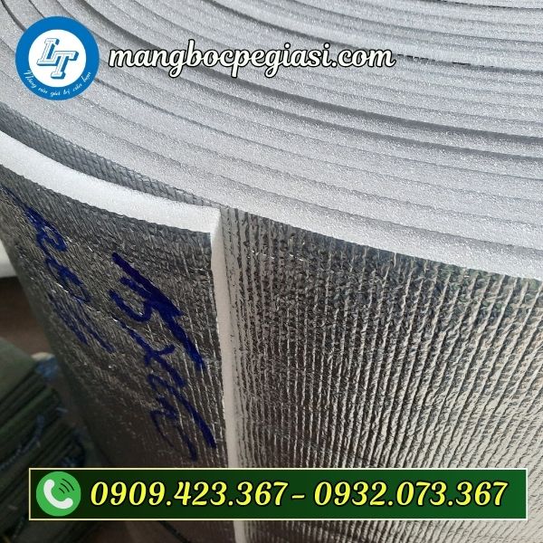 Cuộn xốp cách nhiệt 1 mặt bạc, 1 mặt keo