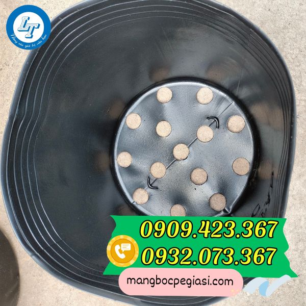 Chậu nhựa màu đen trồng cây Chậu nhựa màu đỏ