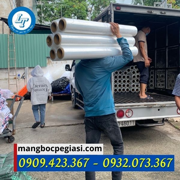 Giao màng pe cho khách