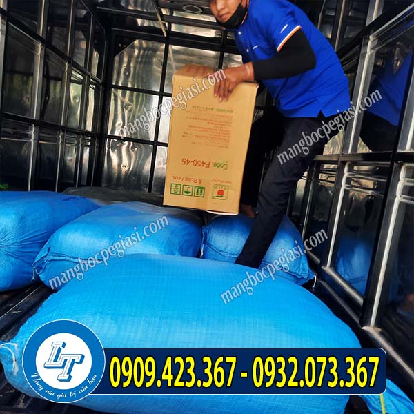 Lên hàng màng bọc thực phẩm giao cho khách Lên hàng màng bọc thực phẩm giao cho khách