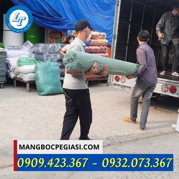 Giao cuộn nilon lót sàn đổ bê tông Giao cuộn nilon lót sàn đổ bê tông