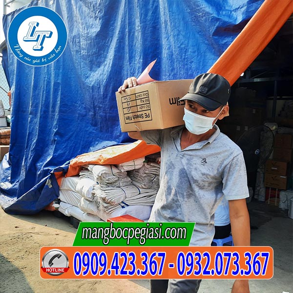 Lên hàng màng pe giao cho khách Lên hàng màng pe giao cho khách