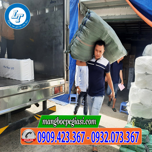 Lên hàng tại kho công ty Lê Thanh Lên hàng tại kho công ty Lê Thanh