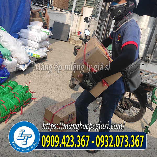 Giao hàng thùng màng ép ly cho khách Giao hàng thùng màng ép ly cho khách