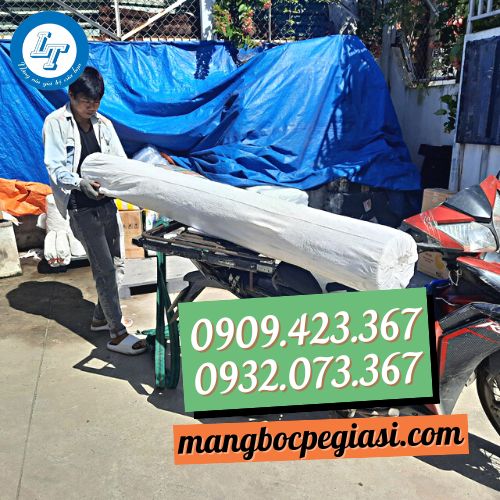 Giao cuộn màng nilon lót sàn bê tông cho khách Giao cuộn màng nilon lót sàn bê tông cho khách