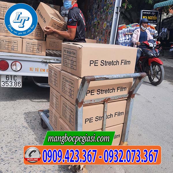 Giao hàng màng PE cho khách TPHCM Giao hàng màng PE cho khách TPHCM