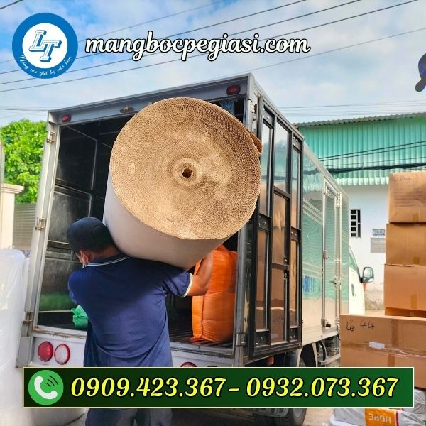 Giao giấy cuộn cho khách Giao giấy cuộn cho khách