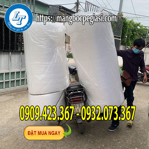 Giao 2 cuộn xốp nổ cho khách Giao 2 cuộn xốp nổ cho khách