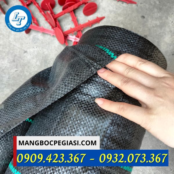 Bạt phủ chống cỏ màu đen kèm đinh ghim Bạt phủ chống cỏ màu đen kèm đinh ghim