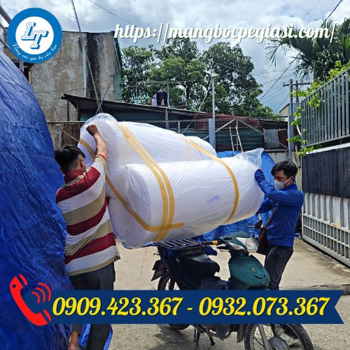 Cuộn xốp nổ giao hàng cho khách Cuộn xốp nổ giao hàng cho khách
