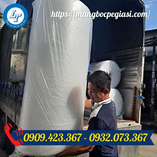 Cuộn xốp nổ giao hàng cho khách Cuộn xốp nổ giao hàng cho khách