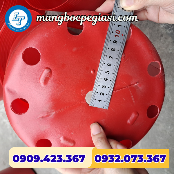 Chậu nhựa đỏ trồng cây đục lỗ 2cm Chậu nhựa đỏ trồng cây đục lỗ 2cm