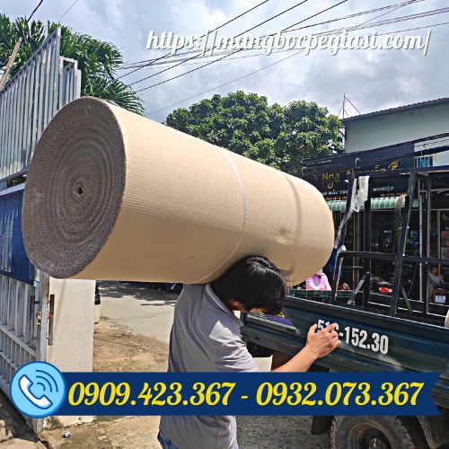 Giao cuộn giấy carton 2 lớp cho khách Giao cuộn giấy carton 2 lớp cho khách