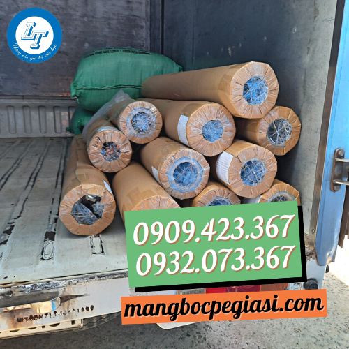 Giao cuộn màng bảo vệ cho khách bằng xe tải Giao cuộn màng bảo vệ cho khách bằng xe tải