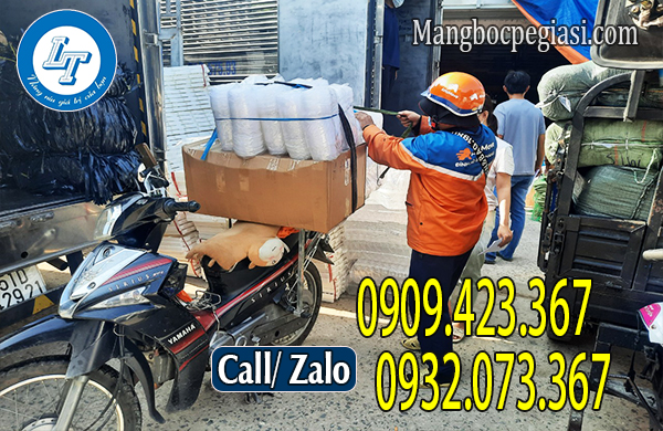 Giao hàng cho khách bằng xe máy Giao hàng cho khách bằng xe máy