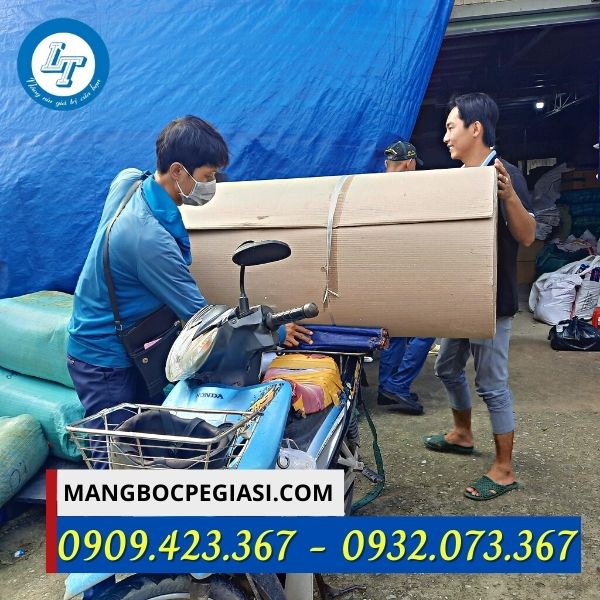 giao giấy cuộn carton cho khách giao giấy cuộn carton cho khách