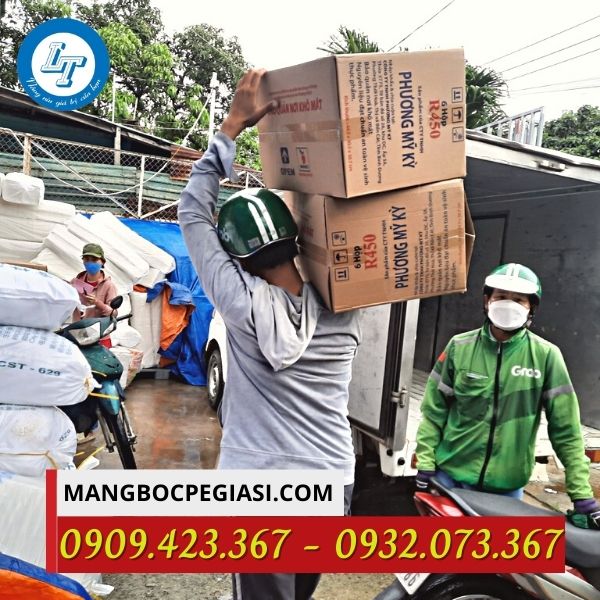 Giao màng bọc thực phẩm cho khách