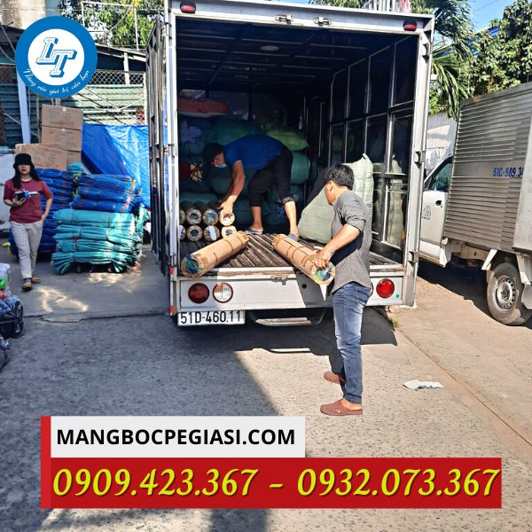 Giao màng bảo vệ cho khách