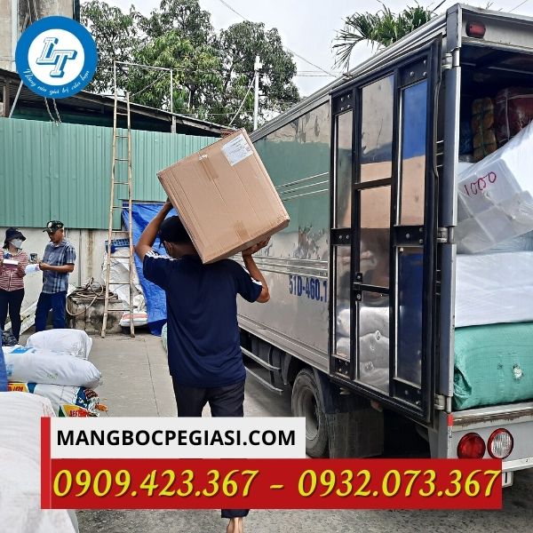 Giao màng ép ly cho khách Giao màng ép ly cho khách