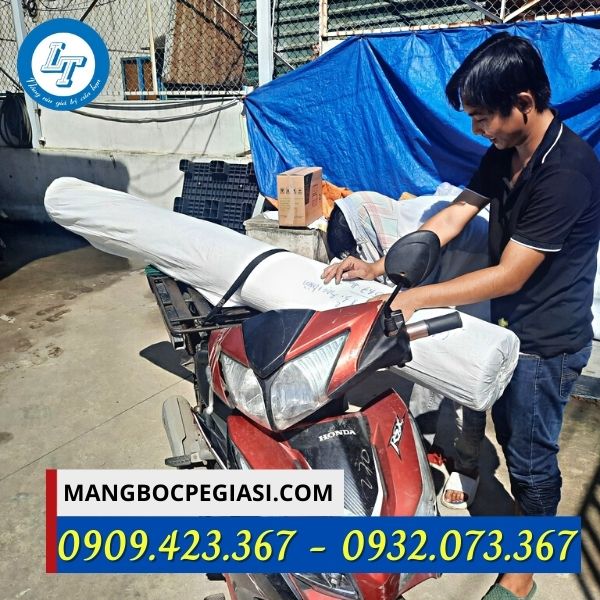 Giao cuộn nilon lót sàn xây dựng Giao cuộn nilon lót sàn xây dựng