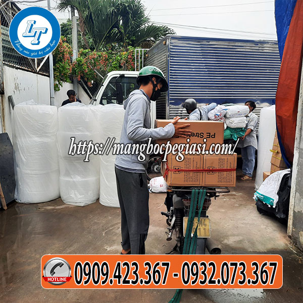 Giao thùng màng pe bằng xe máy Giao thùng màng pe bằng xe máy