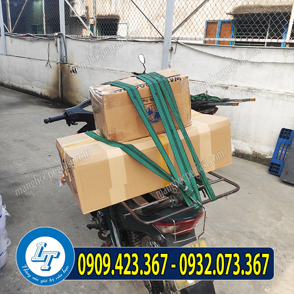 Giao thùng cuộn ép ly bằng xe máy Giao thùng cuộn ép ly bằng xe máy