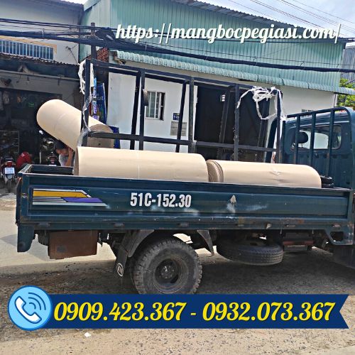 Giao giấy cuộn cho khách Giao giấy cuộn cho khách