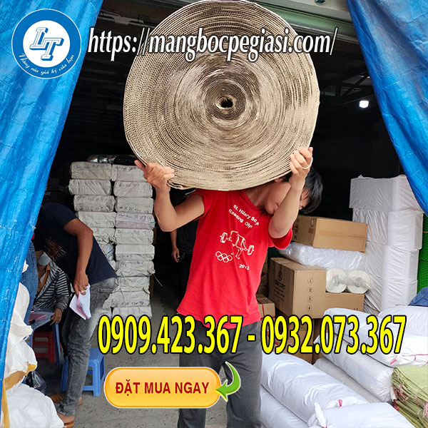 Giao giấy cuộn carton cho khách Giao giấy cuộn carton cho khách