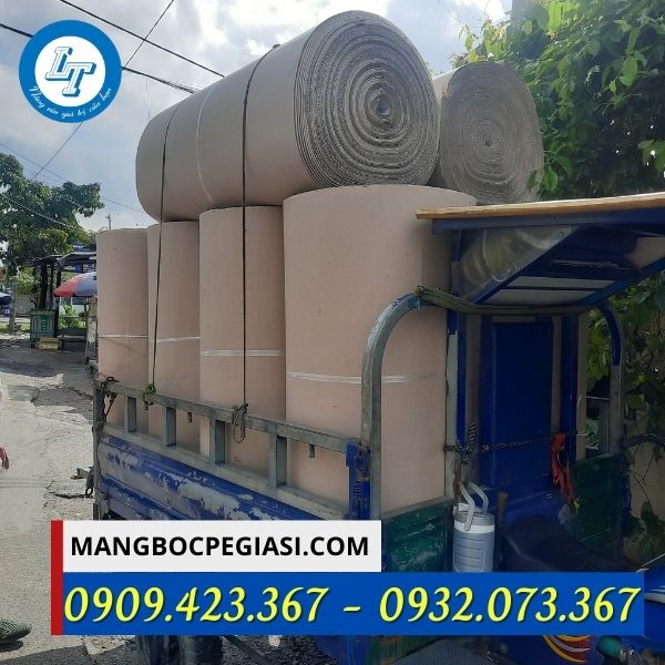 Giao giấy cuộn carton cho khách