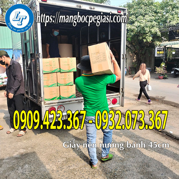 Giao hàng giấy nến cho khách