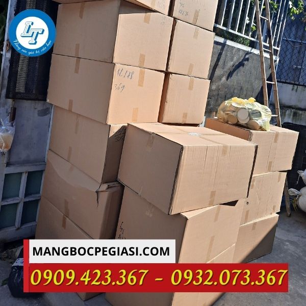 Giao màng ép ly cho khách