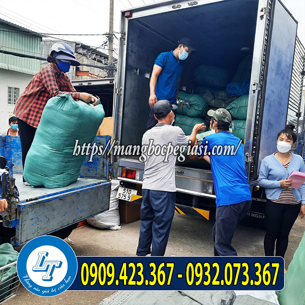 Buổi sáng lên hàng cho khách tại kho công ty Lê Thanh Buổi sáng lên hàng cho khách tại kho công ty Lê Thanh