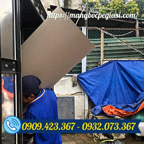 Giao giấy cuộn cho khách Giao giấy cuộn cho khách