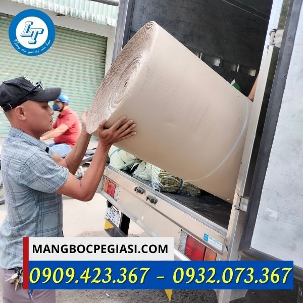 Giao giấy cuộn carton cho khách Giao giấy cuộn carton cho khách