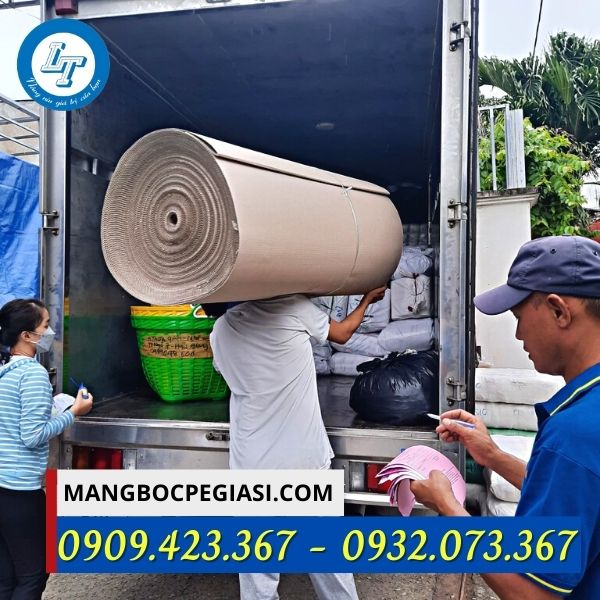 giao giấy cuộn carton cho khách