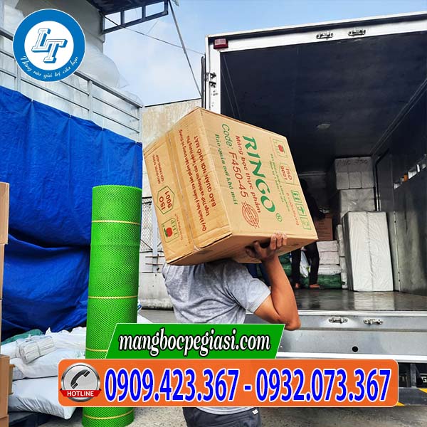 Lên hàng màng bọc thực phẩm tại kho Lê Thanh Lên hàng màng bọc thực phẩm tại kho Lê Thanh