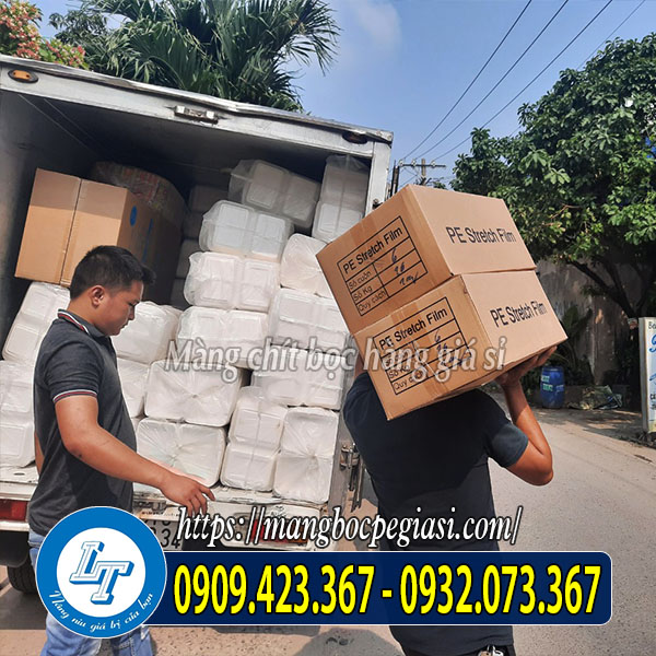 Lên hàng màng pe giao cho khách Lên hàng màng pe giao cho khách