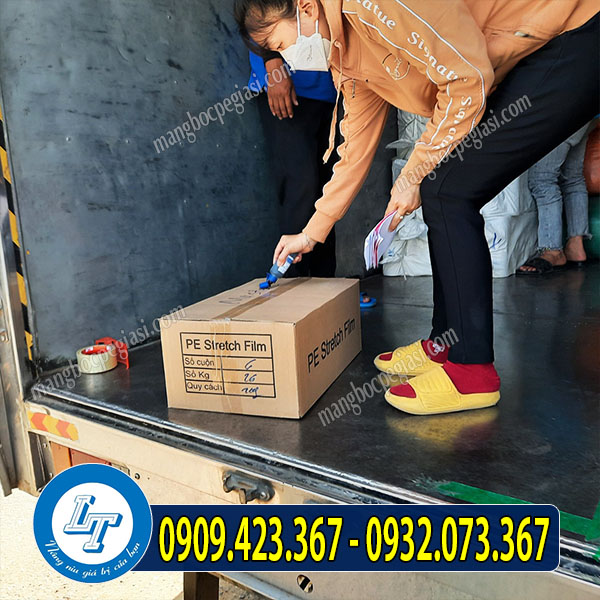 Lên hàng thùng PE giao cho khách TPHCM Lên hàng thùng PE giao cho khách TPHCM