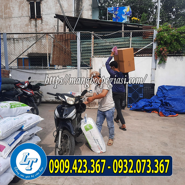 Lên hàng chuẩn bị giao cho khách Lên hàng chuẩn bị giao cho khách