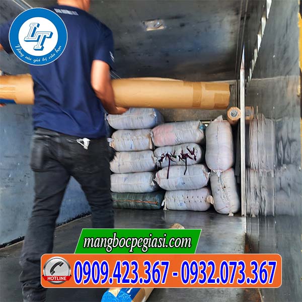 Giao cuộn màng bảo vệ bề mặt cho khách Giao cuộn màng bảo vệ bề mặt cho khách