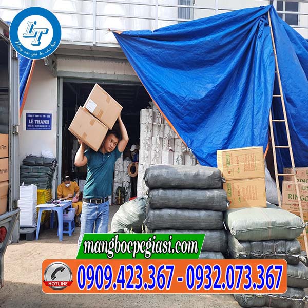 Giao màng bọc thực phẩm cho khách