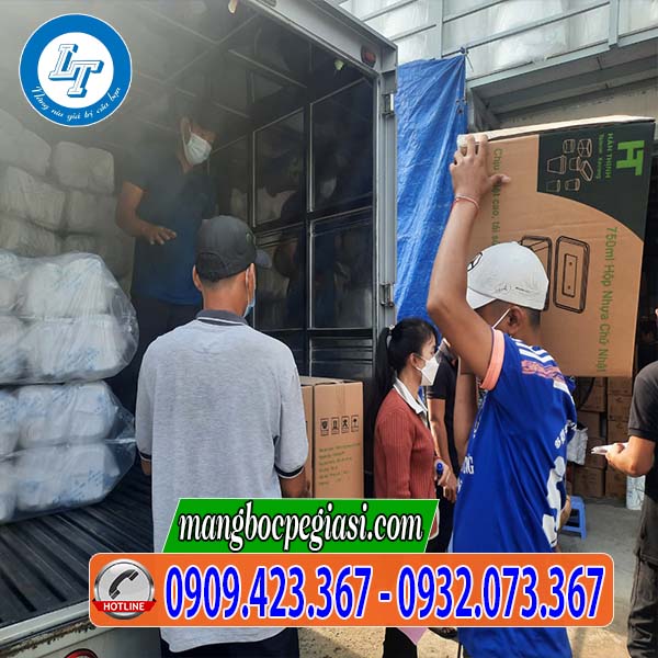 Giao màng bọc thực phẩm cho khách Giao màng bọc thực phẩm cho khách