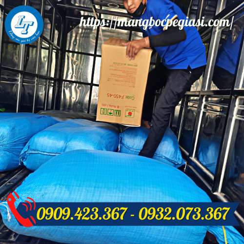 Giao cuộn màng bọc thực phẩm cho khách