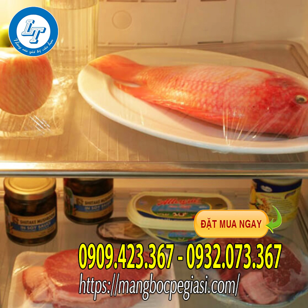 Sử dụng màng bọc thực phẩm để bảo quản thức ăn trong tủ lạnh