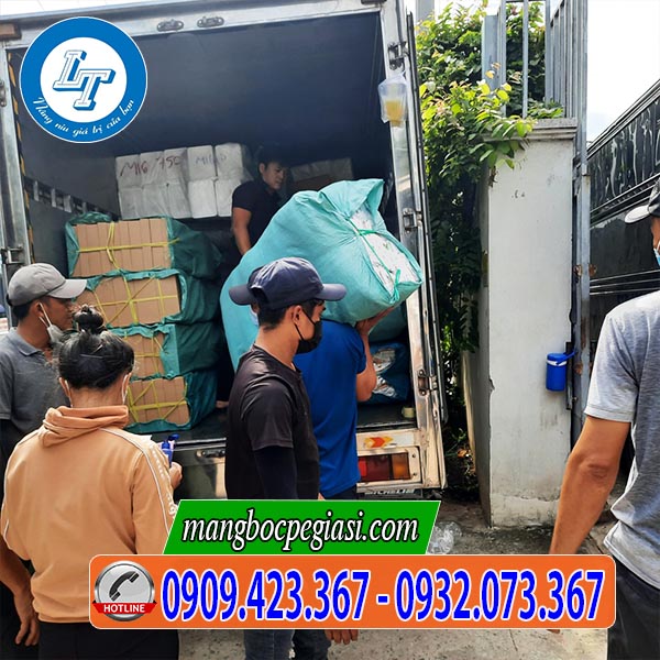 Giao hàng thùng màng ép ly trà sữa cho khách sỉ TPHCM Giao hàng thùng màng ép ly trà sữa