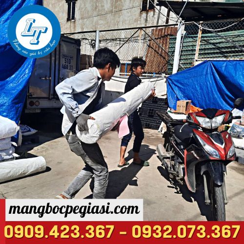 Giao cuộn màng nhà kính cho khách Giao cuộn màng nhà kính cho khách