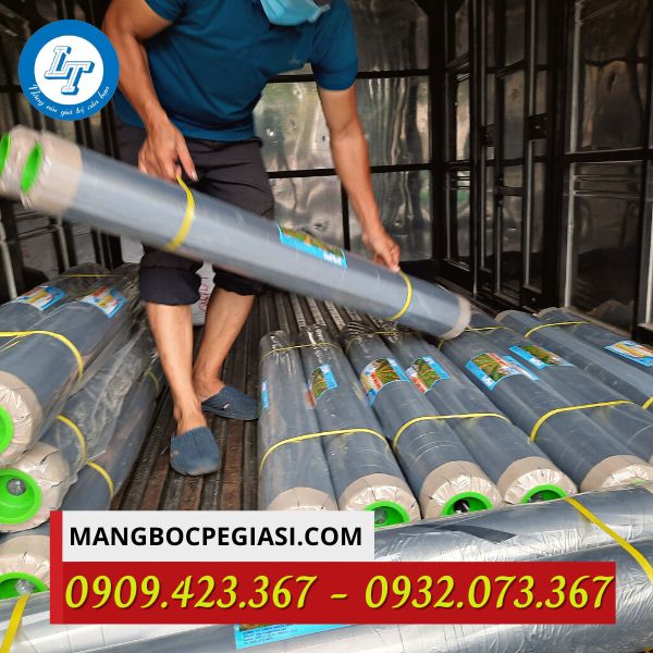 Giao cuộn màng nilon cho khách