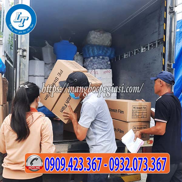 Lên hàng màng pe giao cho khách Lên hàng màng pe giao cho khách