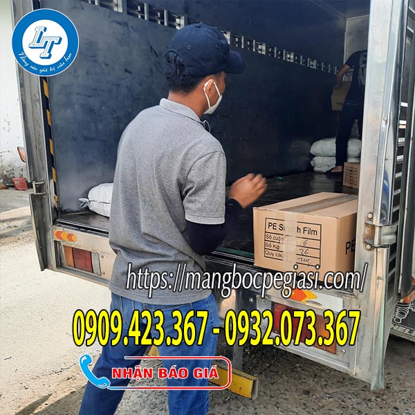 Màng pe màu xanh dương giao hàng Màng pe màu xanh dương giao hàng